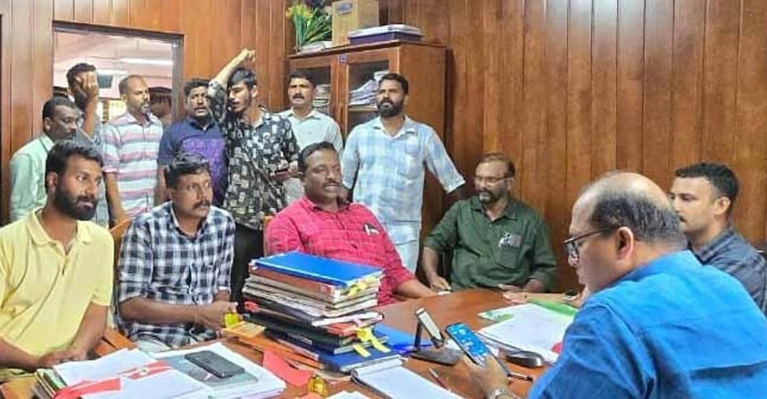 ധനസഹായം ലഭിക്കാത്തതിൽ പ്രതിഷേധിച്ച് ദുരന്ത ബാധിതർ മേപ്പാടി പഞ്ചായത്ത് സെക്രട്ടറിയെ ഉപരോധിച്ചപ്പോൾ.