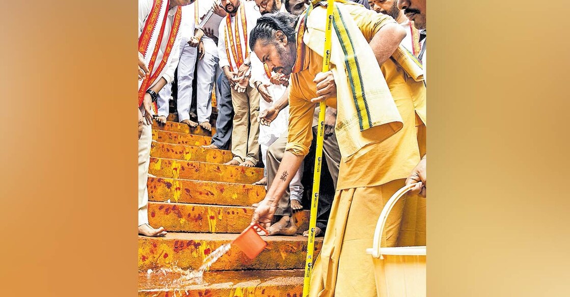 pawan-kalyan-2 തിരുപ്പതി ലഡ്ഡു സംഭവത്തിൽ പരിഹാരക്രിയയായി വ്രതമനുഷ്ഠിക്കുന്ന ആന്ധ്ര ഉപമുഖ്യമന്ത്രി പവൻ കല്യാൺ വിജയവാഡയിലെ കനകദുർഗക്ഷേത്രത്തിൽ ശുദ്ധീകരണത്തിൽ പങ്കെടുക്കുന്നു.