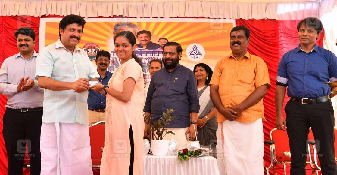 KSRTC-Ganesh-Kumar കെഎസ്ആര്ടിസി ഡ്രൈവിങ് സ്കൂളിൽ പരിശീലനം പൂര്ത്തിയാക്കിയ ആദ്യ ബാച്ചിന്റെ ലൈസൻസ് വിതരണം