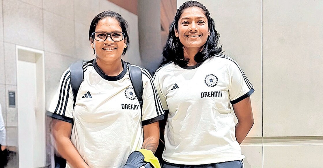 ലോകകപ്പ് ടീമിലെ മലയാളി താരങ്ങളായ ആശ ശോഭനയും സജന സജീവനും യുഎഇയിലേക്ക് യാത്ര തിരിക്കും മു‍ൻപ്.