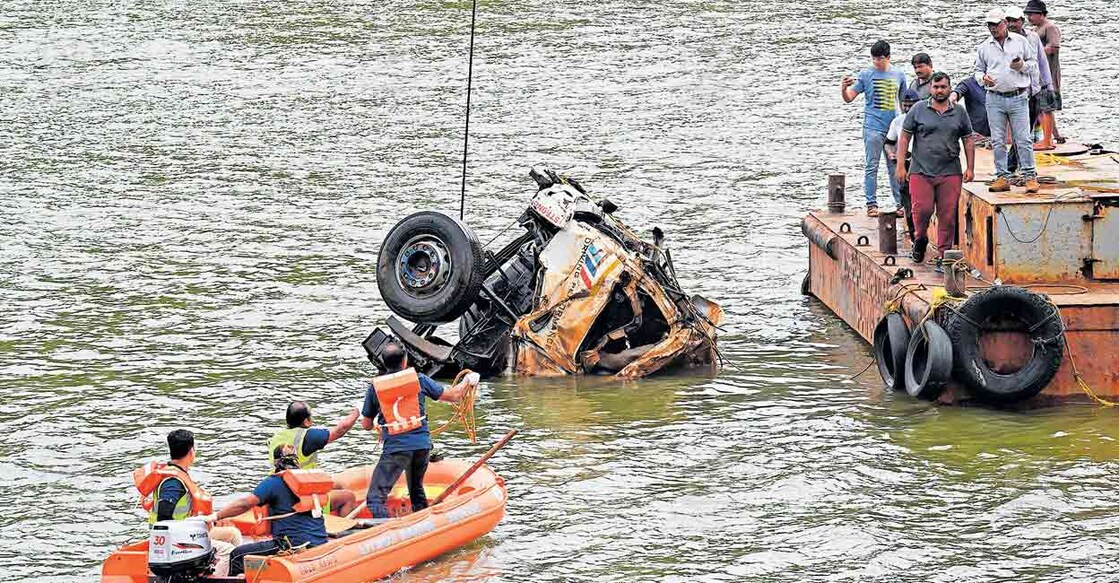shirur-arjun-truck-2 സങ്കടമുയർത്തി... ഗംഗാവലിപ്പുഴയിൽ നിന്നും കണ്ടെത്തിയ അർജുന്റെ ലോറി ഡ്രജറിലെ ക്രെയിൻ ഉപയോഗിച്ച് ഉയർത്തുന്നു. ചിത്രം: അഭിജിത്ത് രവി/മനോരമ