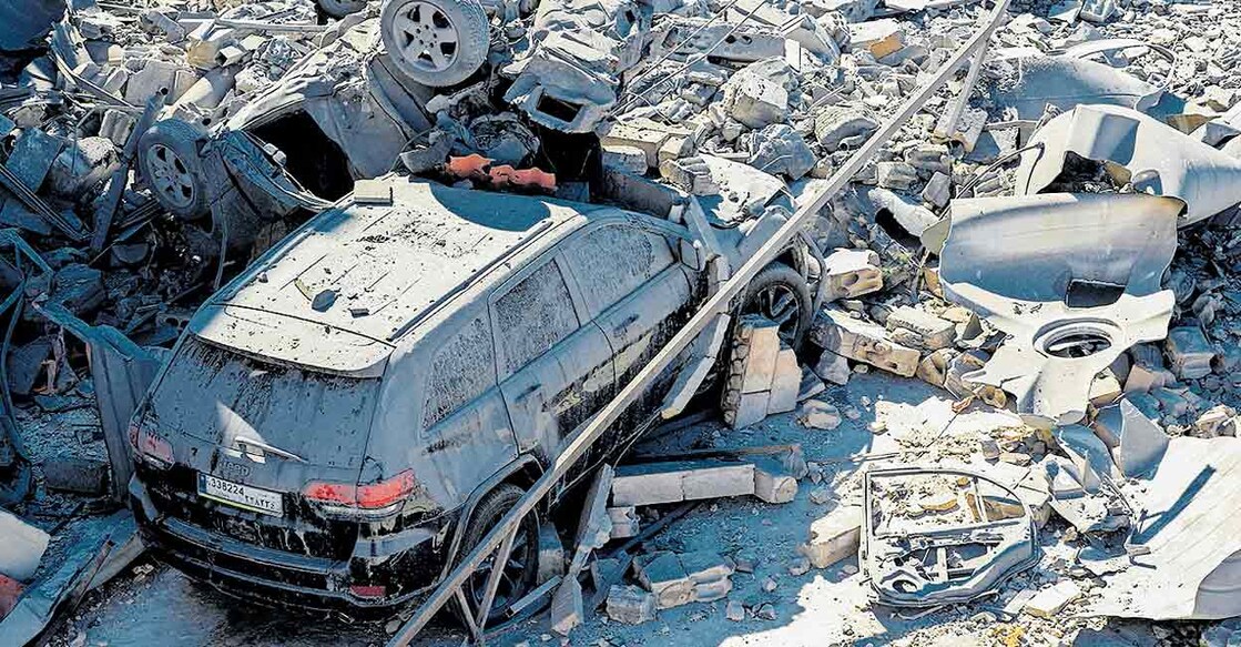 israel-attack-in-lebanon ലബനനിലെ സക്സാകിയേ നഗരത്തിൽ ഇസ്രയേൽ നടത്തിയ ആക്രമണത്തിൽ തകർന്ന കെട്ടിടങ്ങളും വാഹനങ്ങളും. ചിത്രം: എഫ്പി