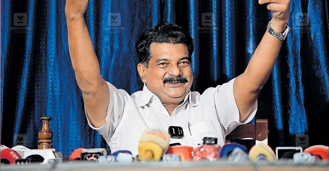 pv-anvar- പി.വി.അൻവർ നിലമ്പൂരിൽ പത്രസമ്മേളനത്തിനിടെ. ചിത്രം: മനോരമ