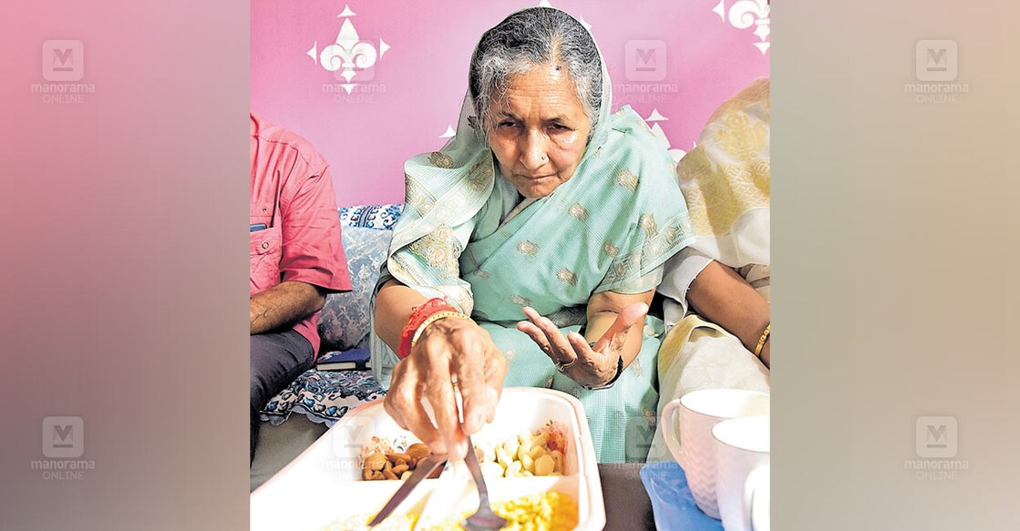 
ഹിസാറിലെ സ്വതന്ത്ര സ്ഥാനാർഥി സാവിത്രി ജിൻഡൽ പ്രചാരണത്തിനെത്തിയ വീട്ടിൽ പലഹാരം കഴിക്കുന്നു. ചിത്രം: 
രാഹുൽ ആർ.പട്ടം/മനോരമ
