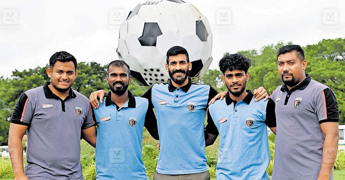 
നോർത്ത് ഈസ്റ്റ് യുണൈറ്റഡ് ടീമിലെ മലയാളികൾ ഗുവാഹത്തി ഇന്ദിരാഗാന്ധി സ്റ്റേഡിയത്തിൽ. (ഇടത്തുനിന്ന്) ടീം മാനേജർ മുഹമ്മദ് ഷഹ്സാദ്, താരങ്ങളായ എം.എസ്. ജിതിൻ, മിർഷാദ് മിച്ചു, ഷിഗിൽ 
ഷാജി, സ്പോർട്സ് തെറപ്പിസ്റ്റ് റോബിൻ മാത്യു. ചിത്രം: മനോരമ