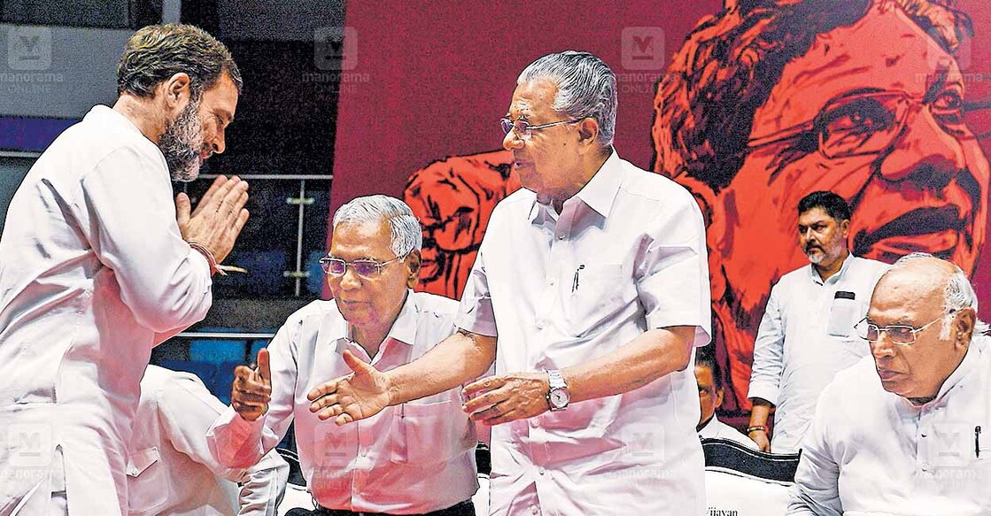 ഡൽഹിയിൽ സിപിഎം സംഘടിപ്പിച്ച സീതാറാം യച്ചൂരി അനുസ്മരണത്തിനെത്തിയ ലോക്സഭാ പ്രതിപക്ഷ നേതാവ് രാഹുൽ ഗാന്ധിയെ സ്വീകരിക്കുന്ന സിപിഐ ജനറൽ സെക്രട്ടറി ഡി.രാജ, മുഖ്യമന്ത്രി പിണറായി വിജയൻ എന്നിവർ. കോൺഗ്രസ് പ്രസിഡന്റ് മല്ലികാർജുൻ ഖർഗെ സമീപം. ചിത്രം: ജോസ്കുട്ടി പനയ്ക്കൽ / മനോരമ 