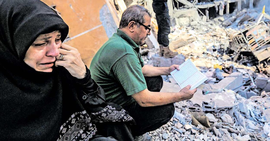 lebanon-israel-attack ലബനനിലെ തെക്കൻ ബെയ്റൂട്ടിൽ വെള്ളിയാഴ്ച ഇസ്രയേൽ നടത്തിയ വ്യോമാക്രമണത്തിൽ തകർന്ന കെട്ടിടങ്ങൾ പരിശോധിക്കുന്ന നാട്ടുകാർ. ഈ ആക്രമണങ്ങൾക്കിടെയാണു ഹിസ്ബുല്ല മേധാവി ഹസൻ നസ്റല്ലയെ ഇസ്രയേൽ വധിച്ചത്. ചിത്രം: എഎഫ്പി