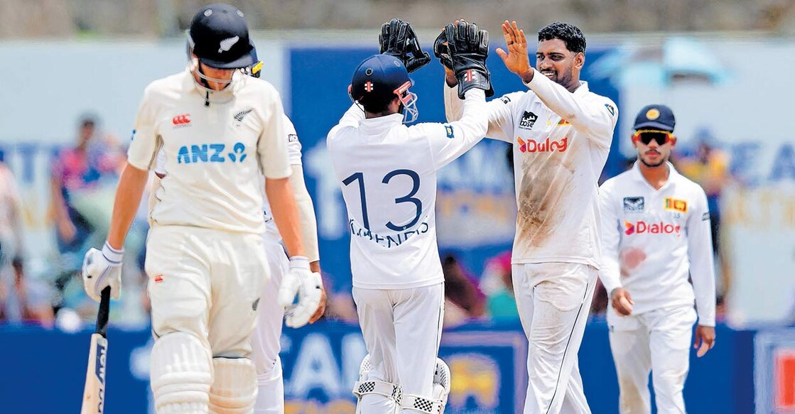 ന്യൂസീലൻഡ് താരം മിച്ചൽ സാന്റ്നറെ (ഇടത്) പുറത്താക്കിയ ശ്രീലങ്കയുടെ നിഷാൻ പെയ്റിസിനെ അഭിനന്ദിക്കുന്ന വിക്കറ്റ് കീപ്പർ കുശാൽ മെൻഡിസ്.