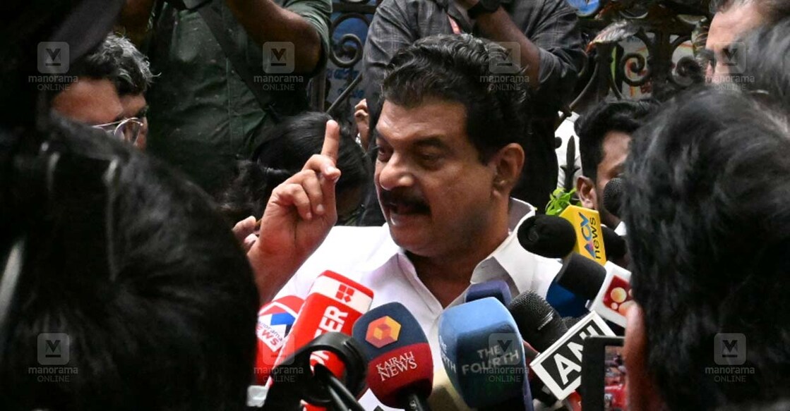  മുഖ്യമന്ത്രിയുമായുള്ള കൂടിക്കാഴ്ചയ്ക്കു ശേഷം പി.വി.അൻവർ എംഎൽഎ മാധ്യമങ്ങളോടു സംസാരിക്കുന്നു. ചിത്രം: മനോജ് ചേമഞ്ചേരി ∙ മനോരമ