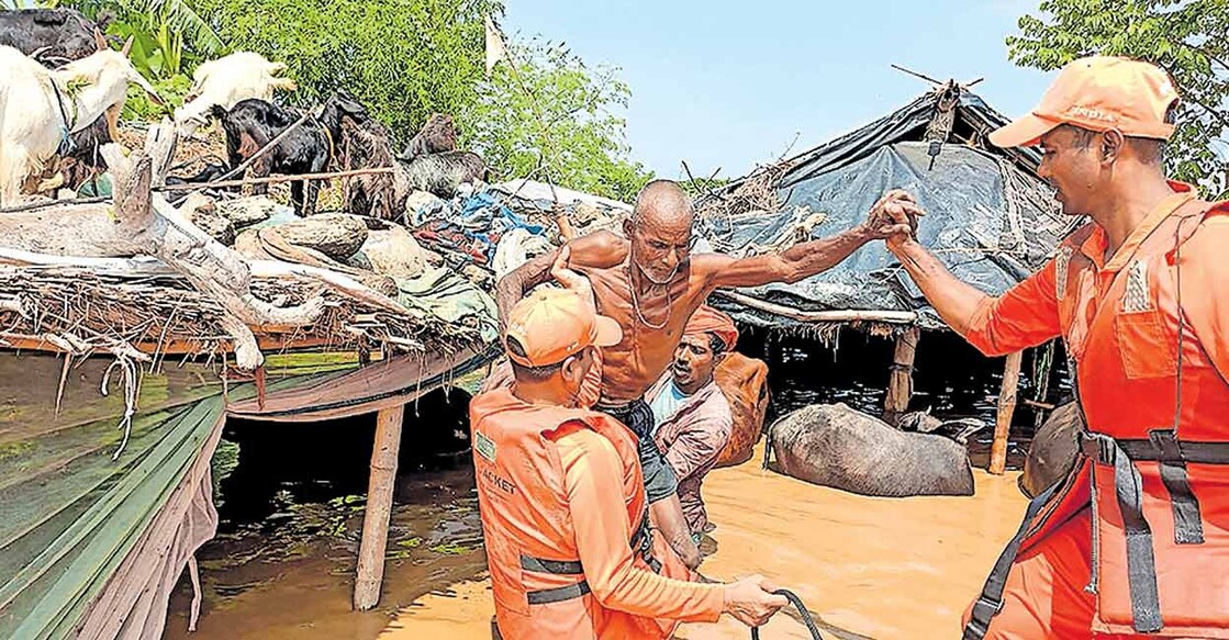 ബിഹാറിന്റെ സുപോൾ ജില്ലയിലെ പ്രളയബാധിത പ്രദേശത്തു ദേശീയ ദുരന്തനിവാരണ സേന രക്ഷാ  പ്രവർത്തനം നടത്തുന്നു. ചിത്രം: പിടിഐ