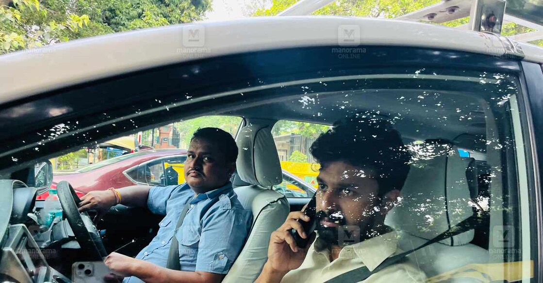 shaheen-siddique സിദിഖിൻ്റെ മകൻ കോടതിക്ക് പുറത്തേക്ക് പോകുന്നു. (ചിത്രം: രാഹുൽ ആർ.പട്ടം∙മനോരമ)
