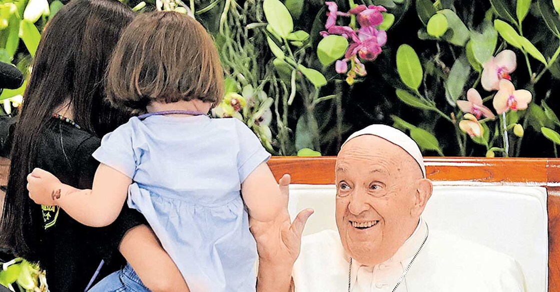 pope-francis ഇന്തൊനീഷ്യയിലെ ജക്കാർത്തയിൽ സന്ദർശിക്കാനെത്തിയ
കുഞ്ഞിനെ ഓമനിക്കുന്ന ഫ്രാൻസിസ് മാർപാപ്പ.