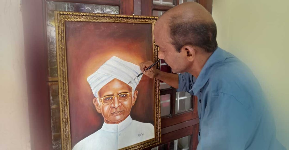 teacher അധ്യാപക ദിനത്തിൽ ഡോ. എസ്. രാധാകൃഷ്ണന്റെ ചിത്രം തലയോലപ്പറമ്പ് എ.ജെ. ജോൺ മെമ്മോറിയൽ ഗവ. എച്ച് എസ് സ്കൂളിലെ ചുവർചിത്ര ഗാലറിയിൽ സ്ഥാപിക്കാനായി കൊണ്ടുപോകും മുൻപ് തിരുവല്ലയിലെ വീട്ടിൽ അവസാനവട്ട മിനുക്കു പണികൾ നടത്തുന്ന എൻ. വി. കൃഷ്ണൻകുട്ടി.