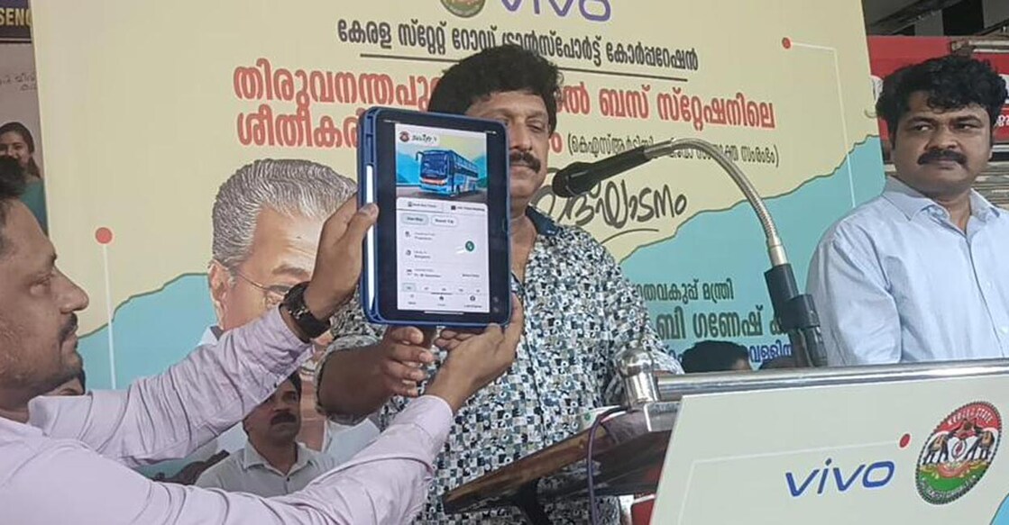 കെഎസ്ആർടിസിയുടെ പരിഷ്കരിച്ച ഓൺലൈൻ ടിക്കറ്റ് ബുക്കിങ് ആപ്പും വെബ്സൈറ്റും ഗതാഗത മന്ത്രി കെ.ബി.ഗണേഷ് കുമാർ പുറത്തിറക്കുന്നു.