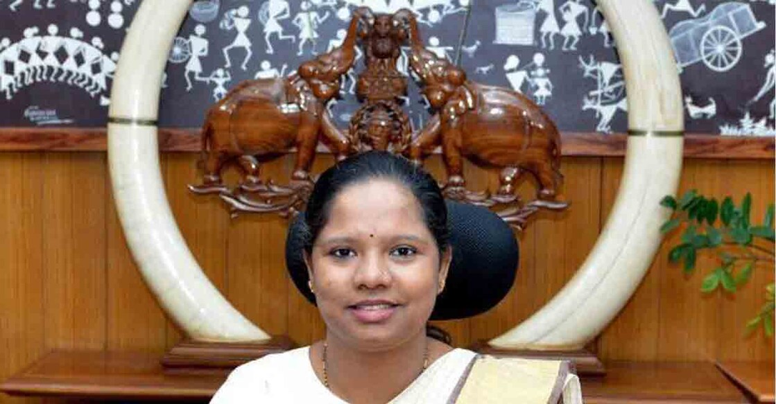 dr-meghasree വയനാട് കലക്ടറുടെ ചേംബറിൽ സൂക്ഷിച്ചിരിക്കുന്ന ആനക്കൊമ്പുകളുടെ പശ്ചാത്തലത്തിൽ കലക്ടർ ഡി.ആർ.മേഘശ്രീ. സോഷ്യൽ മീഡിയയിലെ പ്രൊഫൈൽ ചിത്രമാണിത്.