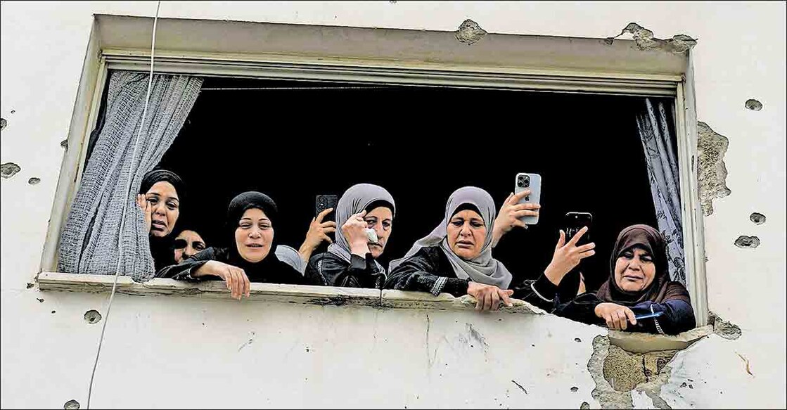 gaza-women വെസ്റ്റ് ബാങ്കിൽ ഇസ്രയേൽ ആക്രമണത്തിൽ കൊല്ലപ്പെട്ടയാളുടെ സംസ്കാരച്ചടങ്ങ് വീക്ഷിക്കുന്നവർ. ചുമരിൽ ബുള്ളറ്റുകൾ പതിച്ച പാടുകളും കാണാം. ചിത്രം: എപി