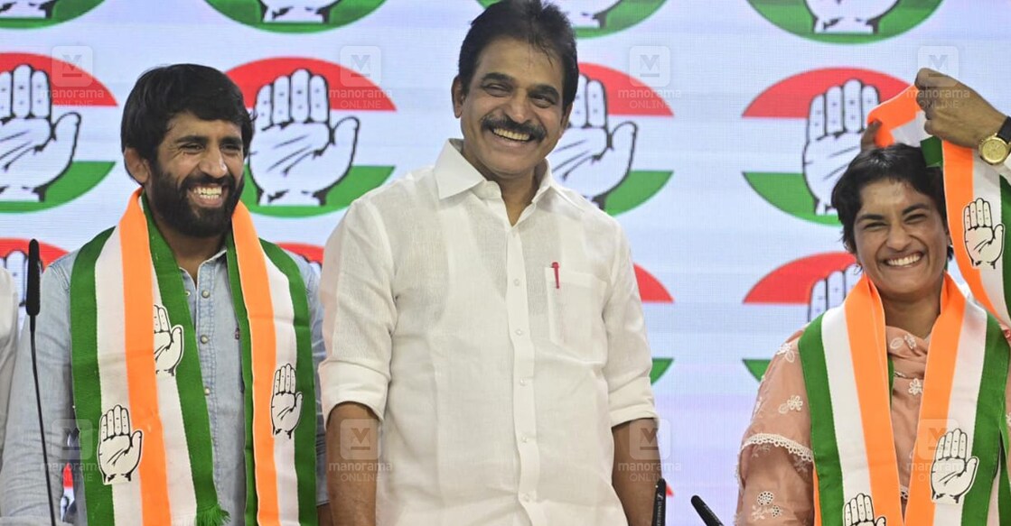 vinesh-phogat-congress ഗുസ്തി താരങ്ങളായ ബജ്രംഗ് പുനിയയും വിനേഷ് ഫോഗട്ടും ഡൽഹി എഐസിസി ആസ്ഥാനത്തെത്തി കോൺഗ്രസ് പാർട്ടിയിൽ ചേർന്നപ്പോൾ. കെ.സി. വേണുഗോപാൽ സമീപം. ചിത്രം: ജോസ്കുട്ടി പനയ്ക്കൽ ∙ മനോരമ