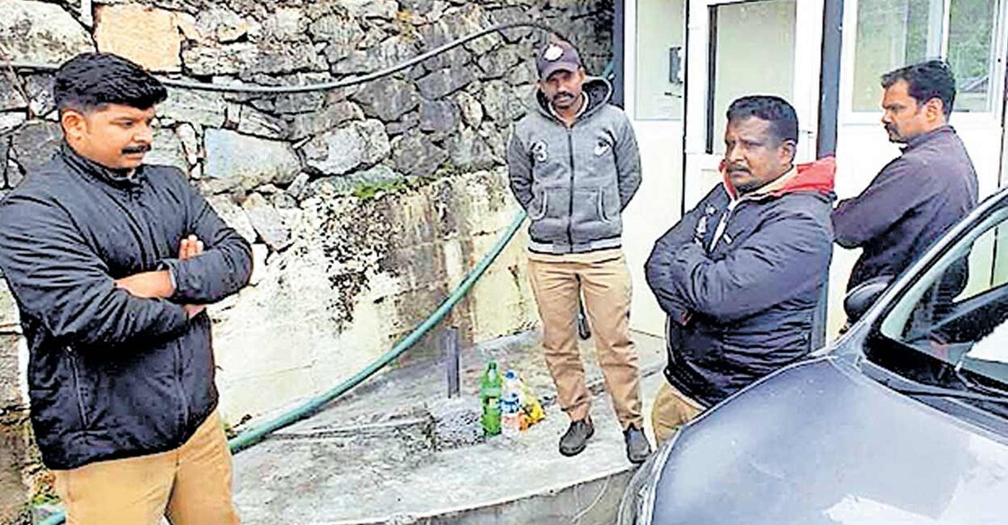 forest-officers-blocked-in-resort റിസോർട്ടിൽ ഒറ്റയാൻ നാശം വരുത്തിയത് പരിശോധിക്കാൻ എത്തിയ വനംവകുപ്പ് ഉദ്യോഗസ്ഥരെ തടഞ്ഞുവച്ചപ്പോൾ.
