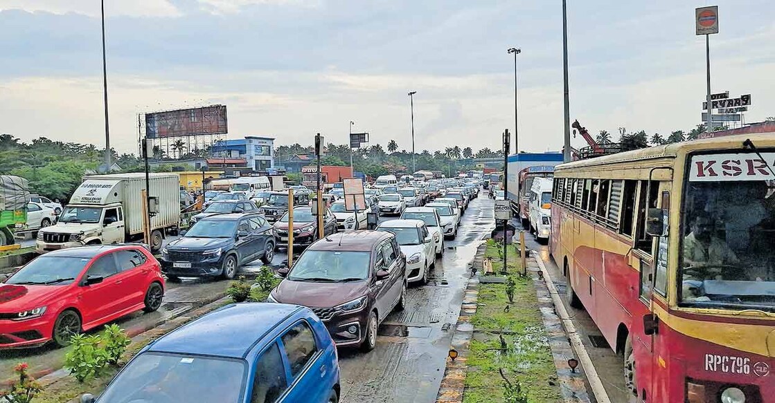 ഇന്നലെ വൈകിട്ട് പാലിയേക്കര ടോൾപ്ലാസയിൽ കാത്തുകിടന്ന വാഹനങ്ങൾ