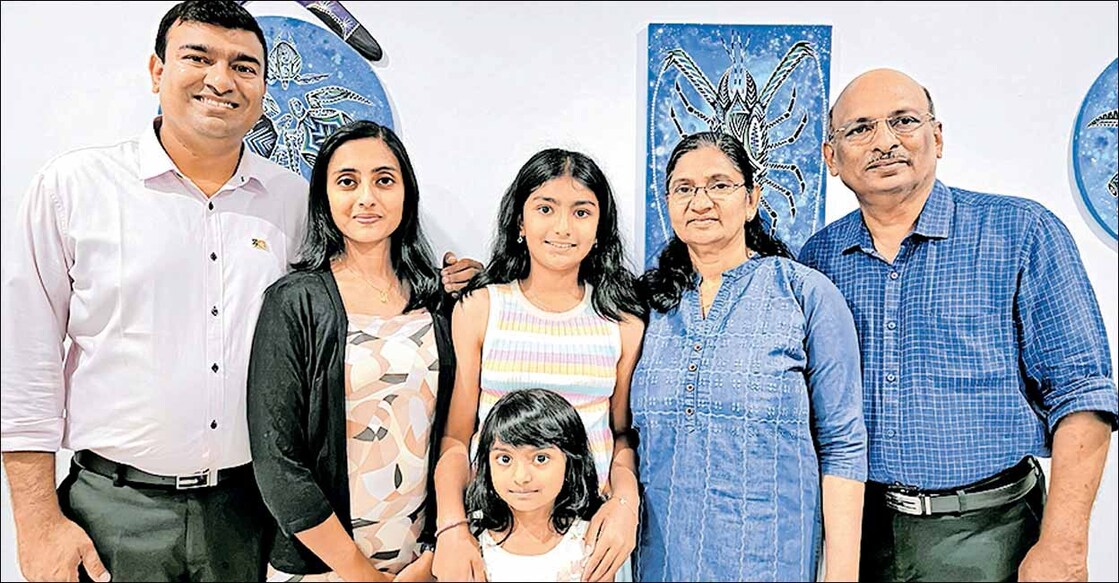 ഓസ്ട്രേലിയ നോർത്തേൺ ടെറിട്ടറിയിൽ മന്ത്രിയായി ഇന്നു ചുമതലയേൽക്കുന്ന ജിൻസൺ ആന്റോ ചാൾസ് (ഇടത്ത്) ഭാര്യ അനുപ്രിയ, മക്കളായ എയ്മി, അന, അമ്മ ഡെയ്സി ചാൾസ്, അച്ഛൻ ചാൾസ് ആന്റണി എന്നിവർക്കൊപ്പം.