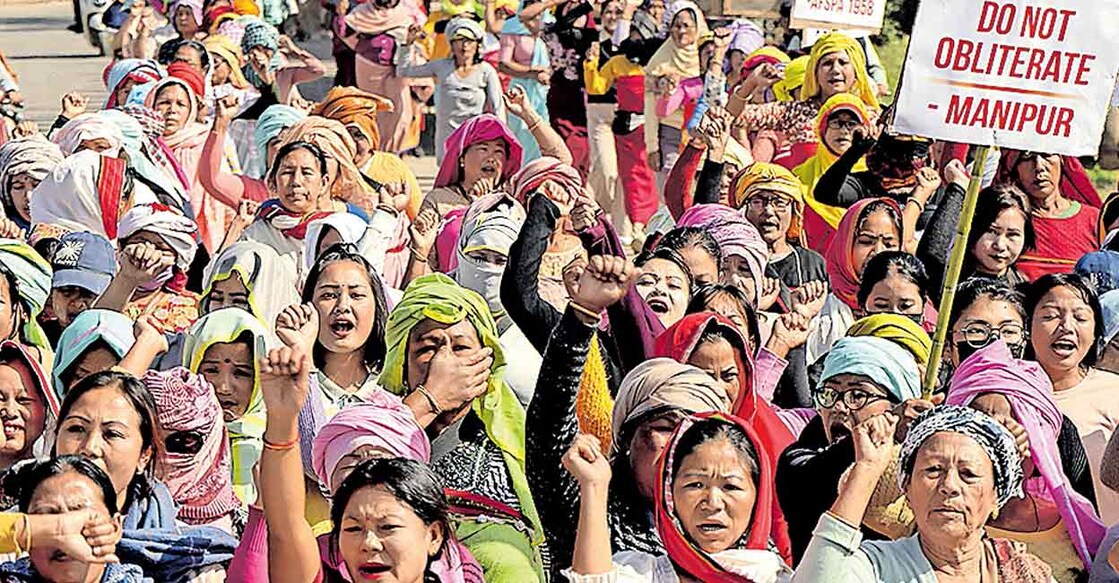 manipur-unrest പ്രത്യേക സൈനികാധികാരനിയമം റദ്ദാക്കുക, ജിരിബാമിൽ കൊല്ലപ്പെട്ടവർക്കു നീതി നൽകുക എന്നീ ആവശ്യങ്ങളുന്നയിച്ച് മണിപ്പുരിലെ ഇംഫാൽ ഈസ്റ്റിൽ വനിതകൾ നടത്തിയ പ്രതിഷേധറാലി. ചിത്രം: പിടിഐ