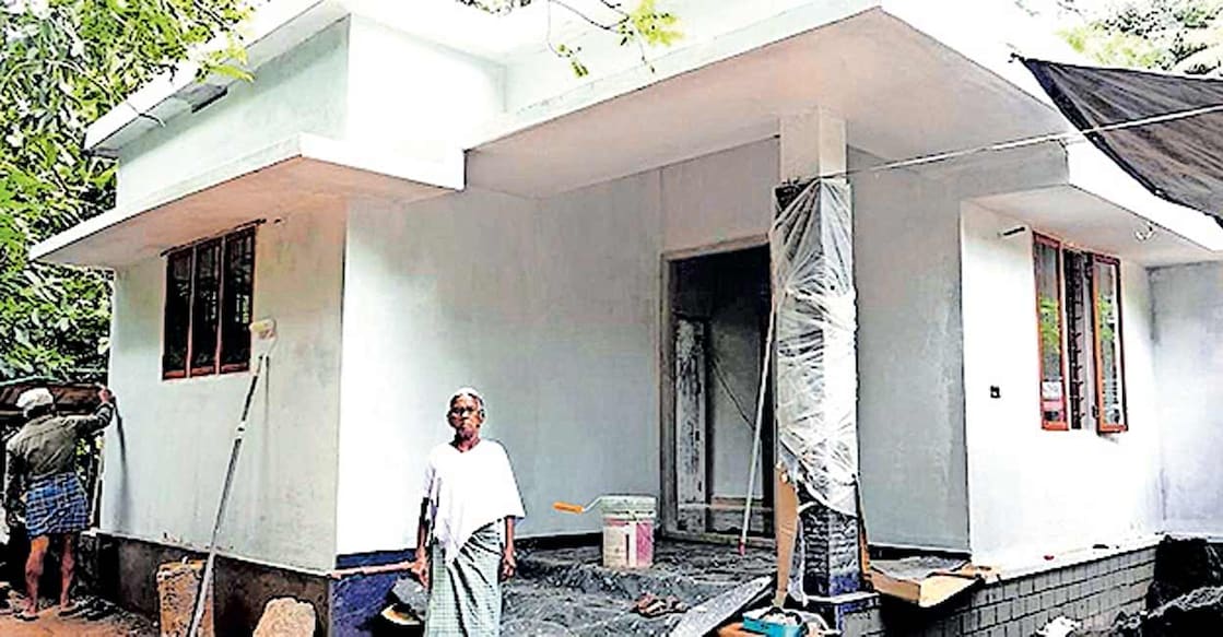 Mariyakutty House കെപിസിസി നിർമിച്ചു നൽകുന്ന വീടിനു മുന്നിൽ മറിയക്കുട്ടി.