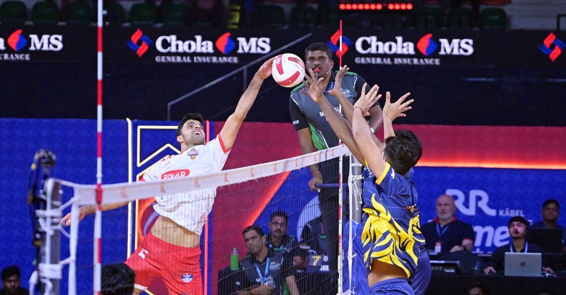 പ്രൈം വോളിബോള്‍ ലീഗില്‍ ചൊവ്വാഴ്ച്ച നടന്ന കൊച്ചി ബ്ലൂ സ്‌പൈക്കേഴ്‌സ്-കൊല്‍ക്കത്ത തണ്ടര്‍ബോള്‍ട്ട്‌സ് മത്സരത്തില്‍ നിന്ന്