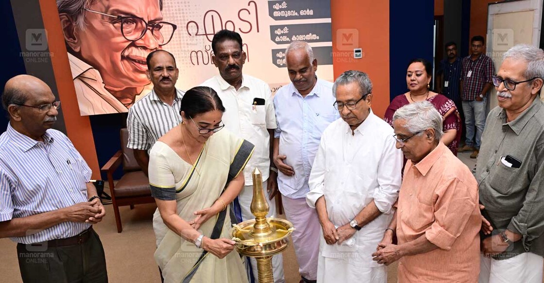 
ഹോർത്തൂസ് പ്രതിമാസ ചർച്ചയുടെ ഉദ്ഘാടനം മേയർ ബീന ഫിലിപ് ഉദ്ഘാടനം ചെയ്യുന്നു. മലയാള മനോരമ എഡിറ്റോറിയൽ ഡയറക്ടർ ജോസ് പനച്ചിപ്പുറം, കെ.ടി.വാസുദേവൻ, ടി.കെ.ബീരൻ കോയ, സി.കെ.അബ്ദുറഹ്മാൻ, ഡോ. എം.എം.ബഷീർ, കെ.എസ്.വെങ്കിടാചലം, എൻ.പി.ഹാഫിസ് മുഹമ്മദ്, കെ.പി.സുധീര എന്നിവർ സമീപം. ചിത്രം∙മനോരമ