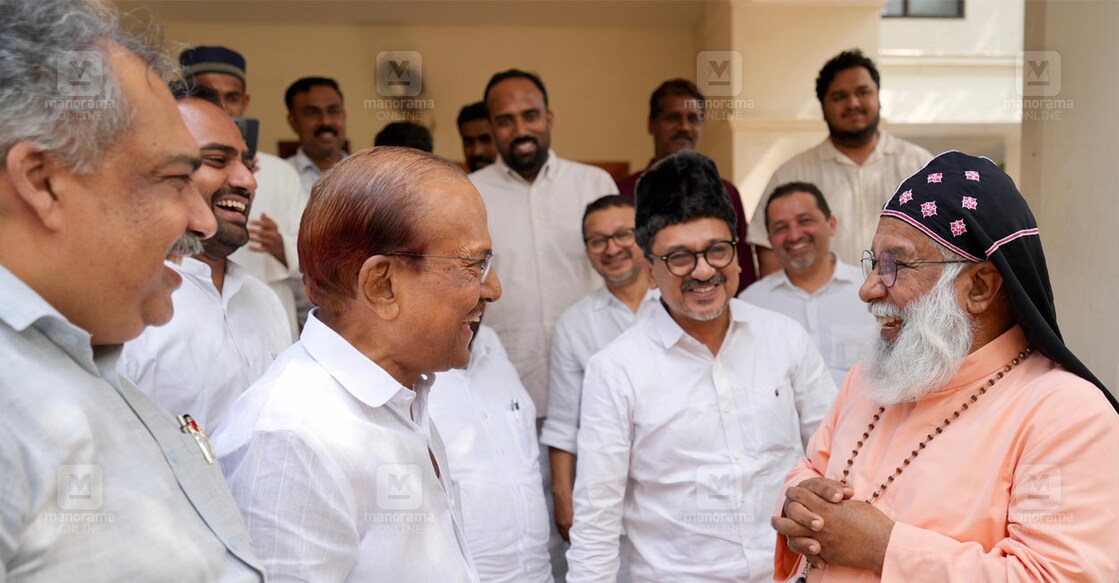 കെസിബിസി പ്രസിഡന്റ് കർദിനാൾ ബസേലിയോസ് മാർ ക്ലീമിസ് കാതോലിക്കാ ബാവാ, പാണക്കാട് സയ്യിദ് സാദിഖലി ശിഹാബ് തങ്ങളുടെ വസതിയിലെത്തിയപ്പോൾ. ചിത്രം: മനോരമ.