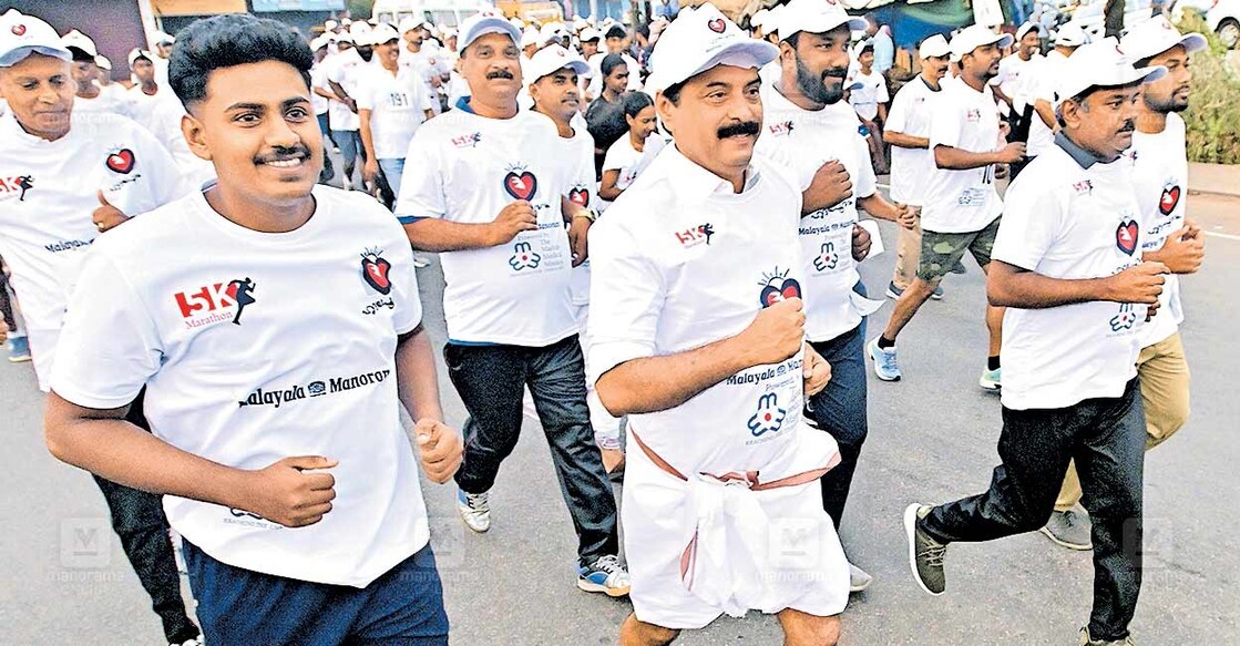 ഹൃദയ പക്ഷം ചേർന്ന്...‘ഹൃദയപൂർവം’ രജതജൂബിലി ആഘോഷത്തിന്റെ ഭാഗമായി തൊടുപുഴയിൽ നടത്തിയ കൂട്ടയോട്ടത്തിൽ പങ്കെടുക്കുന്ന മന്ത്രി റോഷി അഗസ്റ്റിൻ (നടുവിൽ). കേരള കോൺഗ്രസ് സംസ്ഥാന കോഓർഡിനേറ്റർ അപു ജോൺ ജോസഫ് 
(വലത്തേയറ്റം) സമീപം.ചിത്രം: മനോരമ
