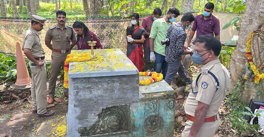 neyyatinkara-samadhi-police-1301 നെയ്യാറ്റിൻകരയിലെ ദുരൂഹ സമാധിസ്ഥലം പരിശോധിക്കുന്ന ഉദ്യോഗസ്ഥർ. ചിത്രം: ശ്രീലക്ഷ്മി ശിവദാസ് ∙ മനോരമ