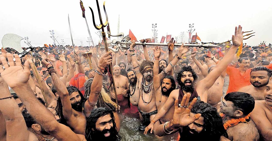 മഹാദേവസ്തുതി: യുപിയിലെ പ്രയാഗ്‌രാജിൽ നടക്കുന്ന മഹാകുംഭമേളയിൽ മകരസംക്രാന്തിയോടനുബന്ധിച്ച് സന്യാസിമാർ അമൃതസ്നാനം നടത്തുന്നു. ചിത്രം : രാഹുൽ ആർ. പട്ടം / മനോരമ
