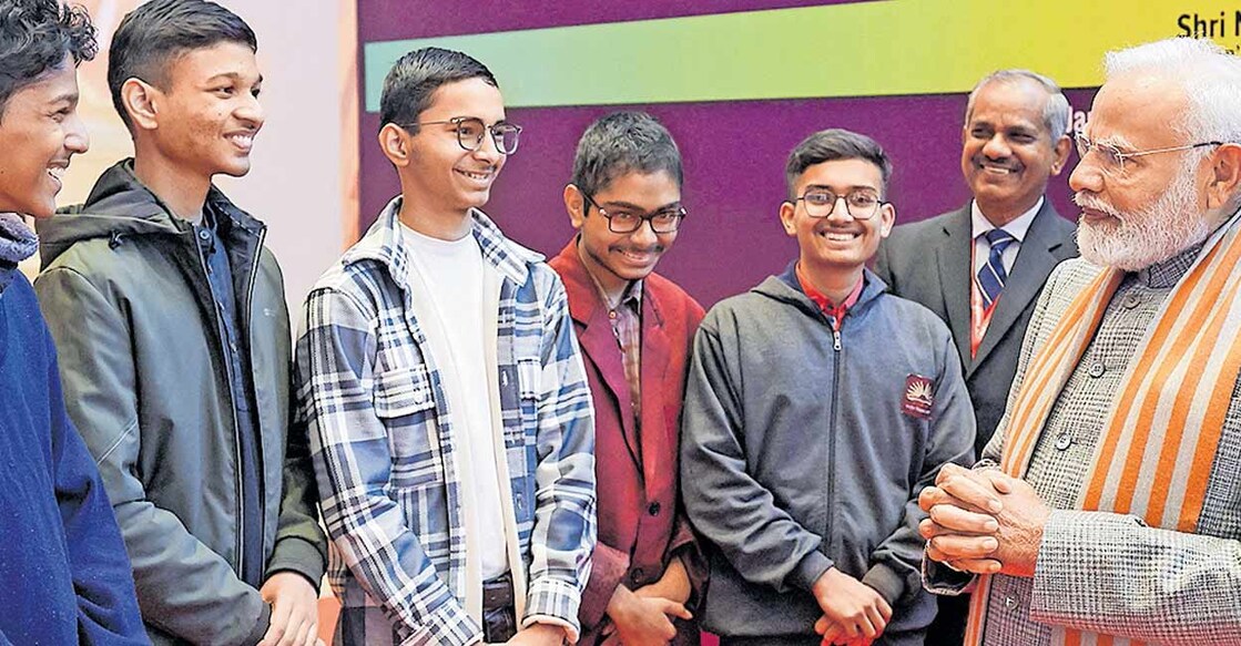 ഇന്ത്യൻ കാലാവസ്ഥാ വകുപ്പിന്റെ 150–ാം വാർഷിക സമ്മേളനത്തിന്റെ ഭാഗമായൊരുക്കിയ പ്രദർശനം
കാണാനെത്തിയ പ്രധാനമന്ത്രി നരേന്ദ്ര മോദി വിദ്യാർഥികളോട് സംസാരിക്കുന്നു. ചിത്രം: പിടിഐ