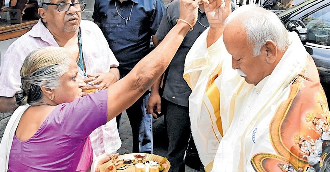 mohan-bhagwat-kochi-visit വിവിധ പരിപാടികൾക്കായി കൊച്ചിയിലെത്തിയ ആർഎസ്എസ് സർ സംഘചാലക് മോഹൻ ഭാഗവതിനെ ആരതിയുഴിഞ്ഞ് സ്വീകരിക്കുന്നു. ആർഎസ്എസ് എറണാകുളം വിഭാഗ് സംഘ ചാലക് ആമേടമന എം.എ.വാസുദേവൻ നമ്പൂതിരി സമീപം. ചിത്രം: മനോരമ