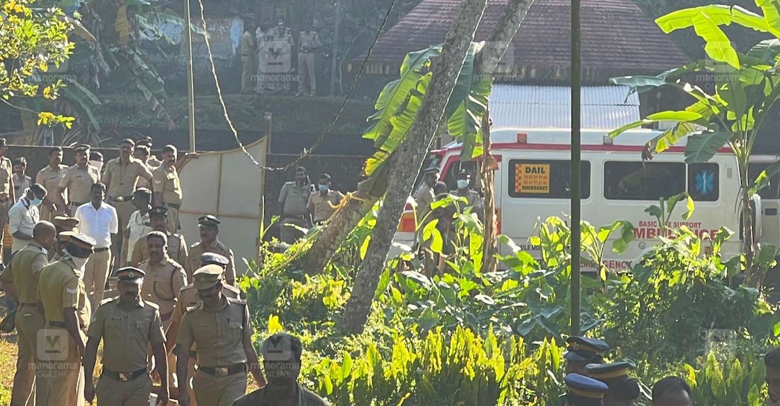   പിതാവിനെ മക്കൾ സമാധി ഇരുത്തിയെന്ന സംഭവത്തിൽ കല്ലറയിൽനിന്നു പുറത്തെടുത്ത മൃതദേഹം ആംബുലൻസിൽ കയറ്റുന്നു. ചിത്രം: ശ്രീലക്ഷ്മി ശിവദാസ് ∙ മനോരമ