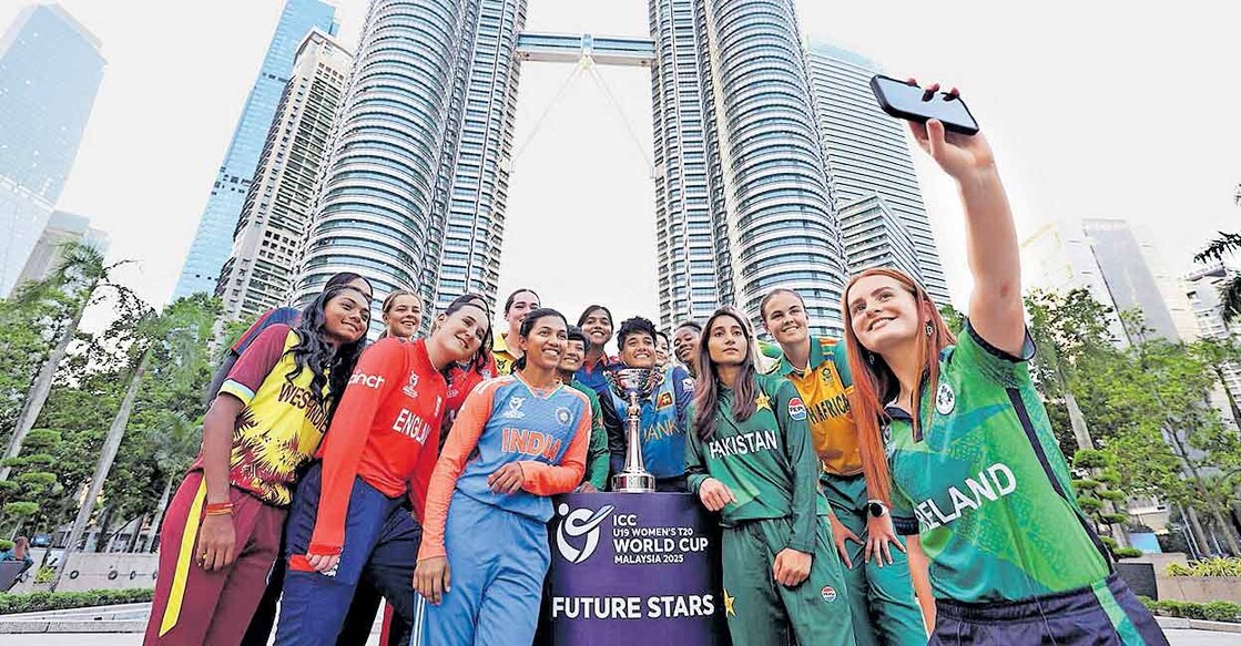 അണ്ടർ 19 വനിതാ ട്വന്റി20 ലോകകപ്പ് ടീം ക്യാപ്റ്റൻമാർ ക്വാലലം
പുരിലെ പെട്രോണാസ് ടവറിനു മുന്നിൽ സെൽഫിയെടുക്കുന്നു.