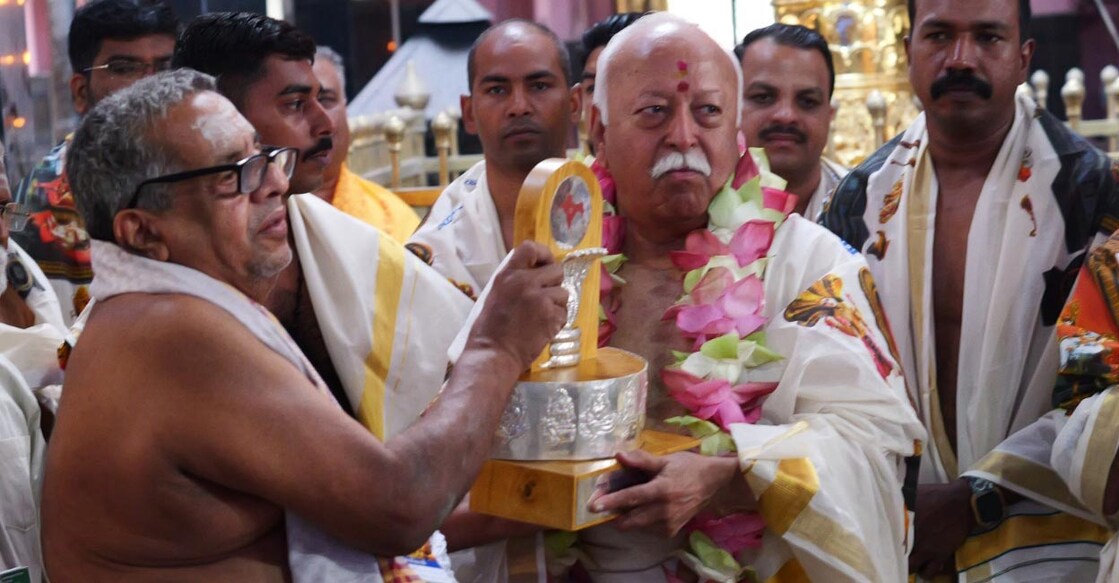 mohan-bhagwat സപ്തമാതൃ നാഗശിൽപം നൽകി മോഹന് ഭാഗവതിനെ സ്വീകരിക്കന്നു (Photo Special Arrangement)