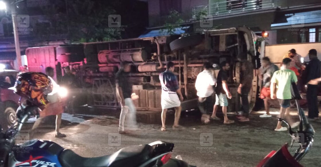 നെടുമങ്ങാട് നടന്ന ടൂറിസ്റ്റ് ബസ് അപകടം (ചിത്രം : മനോരമ)