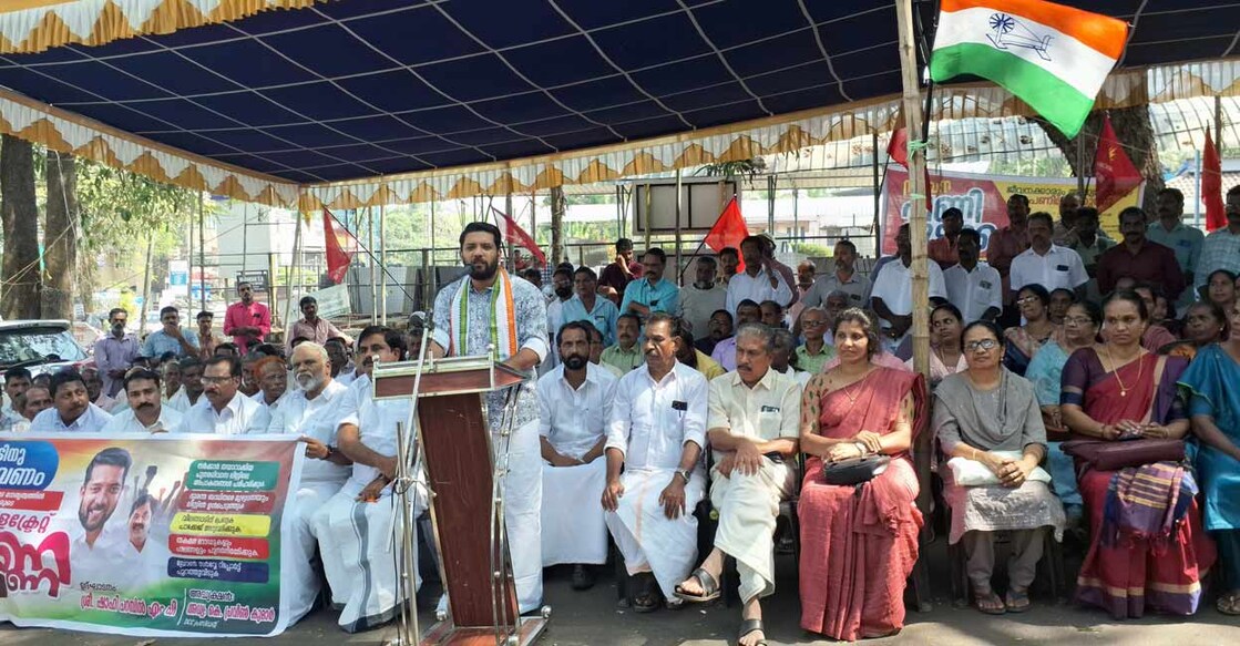 വിലങ്ങാടിന് നീതി വേണം എന്നാവശ്യപ്പെട്ട് ജില്ലാ കോൺഗ്രസ് കമ്മിറ്റിയുെട നേതൃത്വത്തിൽ വിലങ്ങാട്ടെ ഉരുൾപൊട്ടൽ ദുരന്തബാധിതർ കലക്ടറേറ്റിന് മുന്നിൽ നടത്തിയ ധർണ ഷാഫി പറമ്പിൽ എംപി ഉദ്ഘാടനം ചെയ്യുന്നു.
