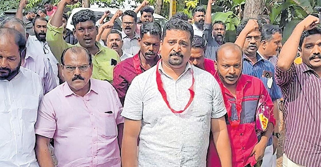 KalaRajuKidnappingcase കൗൺസിലറെ തട്ടിക്കൊണ്ടുപോയ കേസിൽ ജാമ്യം ലഭിച്ച് ജയിൽ മോചിതരായ സിപിഎം പ്രവർത്തകർക്ക് മൂവാറ്റുപുഴ ജയിലിനു മുൻപിൽ നൽകിയ സ്വീകരണം.