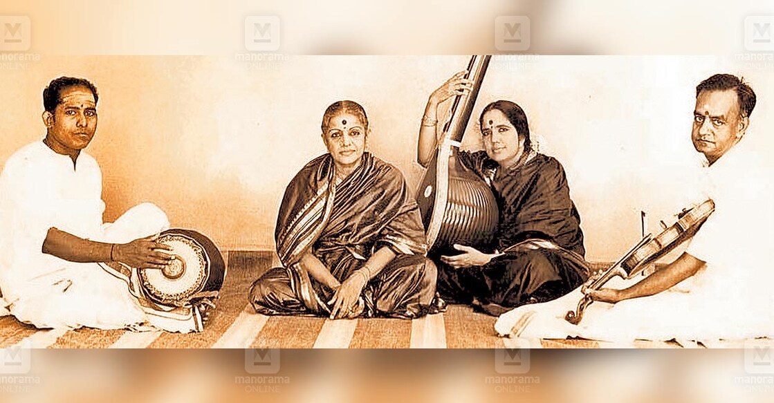 1977ൽ എംഎസ് സുബ്ബലക്ഷ്മി യുഎസിൽ അവതരിപ്പിച്ച കച്ചേരിയിൽ മൃദംഗം വായിക്കുന്ന ഗുരുവായൂർ ദൊരൈ, രാധാവിശ്വനാഥൻ, അളഗിരിസ്വാമി എന്നിവർ ഒപ്പം. (ചിത്രം: മനോരമ ആർക്കൈവ്സ്)