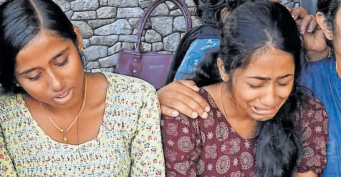 അച്ഛൻ സുധാകരന്റെയും അച്ഛമ്മ ലക്ഷ്മിയുടെയും കൊലപതാക വാർത്തയറിഞ്ഞ് സംഭവസ്ഥലത്ത് എത്തിയ അഖിലയും അതുല്യയും പൊട്ടിക്കരയുന്നു. ചിത്രം∙ മനോരമ