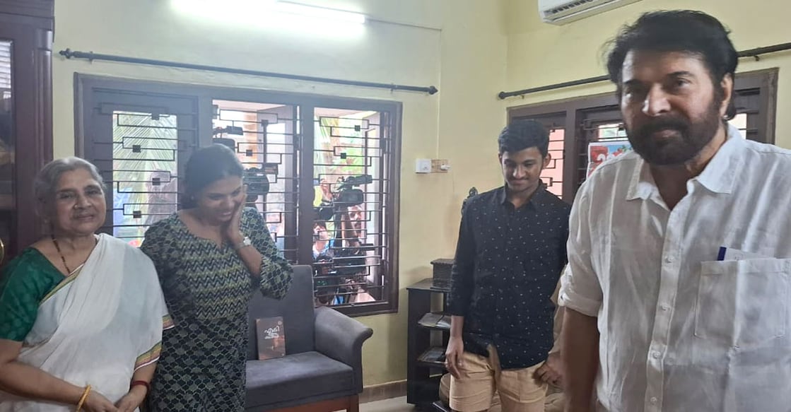 Mammootty എം.ടി.വാസുദേവൻ നായരുടെ വീട്ടിൽ മമ്മൂട്ടി എത്തിയപ്പോൾ. എംടിയുടെ ഭാര്യ കലാമണ്ഡലം സരസ്വതി, മകൾ അശ്വതി തുടങ്ങിയവർ സമീപം. ചിത്രം: സ്പെഷൽ അറേഞ്ച്മെന്റ്.