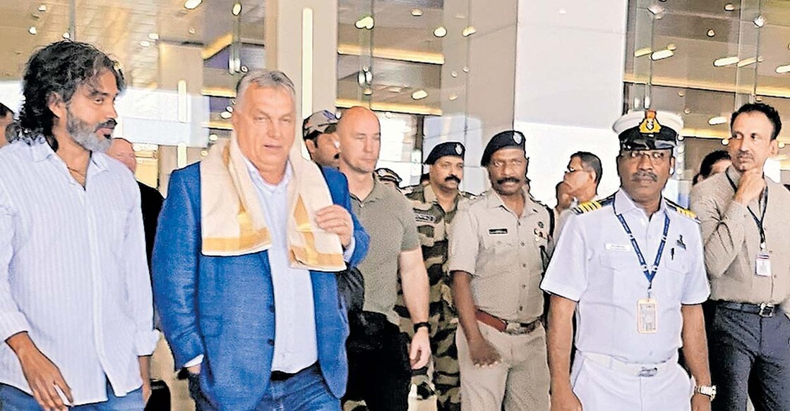 സ്വകാര്യ സന്ദർശനത്തിനായി എത്തിയ ഹംഗറി പ്രധാനമന്ത്രി വിക്ടർ ഒർബാനെ കൊച്ചി വിമാനത്താവളത്തിൽ സ്വീകരിക്കുന്നു.