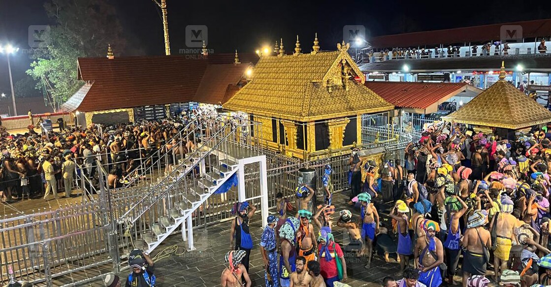 ശബരിമല സന്നിധാനത്ത് ഇന്ന് പുലർച്ചെ അനുഭവപ്പെട്ട തിരക്ക്     ചിത്രം . എൻ.രാജേഷ് ബാബു/ മനോരമ