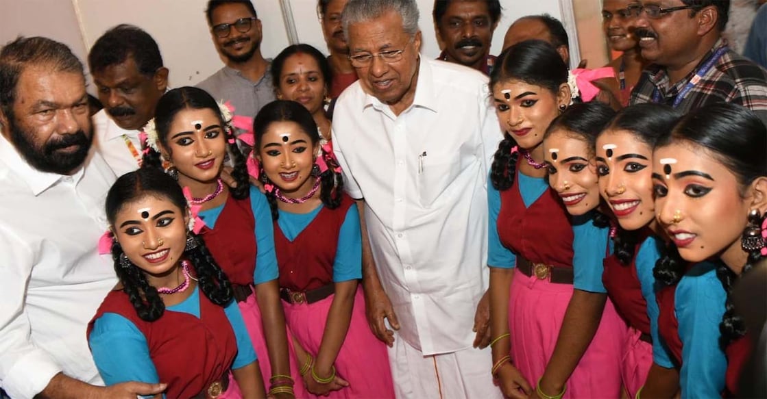 മുഖ്യമന്ത്രി പിണറായി വിജയനും മന്ത്രി വി.ശിവൻകുട്ടിയും വെള്ളാർമല സ്കൂളിലെ കുട്ടികൾക്കൊപ്പം (Photo: Special Arrangement)