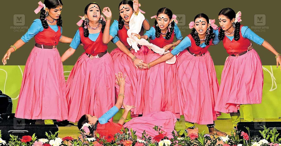 സംസ്ഥാന സ്കൂൾ കലോത്സവത്തിന്റെ ഉദ്ഘാടനച്ചടങ്ങിൽ വയനാട് വെള്ളാർമല ജിവിഎച്ച്എസ്എസിലെ കുട്ടികൾ അവതരിപ്പിച്ച സംഘനൃത്തം. മുണ്ടക്കൈ ഉരുൾപൊട്ടലിൽ അകപ്പെടുമ്പോൾ രക്ഷപ്പെടുത്താനായി മുണ്ടിട്ടു കൊടുക്കുന്ന രംഗമാണിത്. ചിത്രം: മനോജ് ചേമഞ്ചേരി / മനോരമ