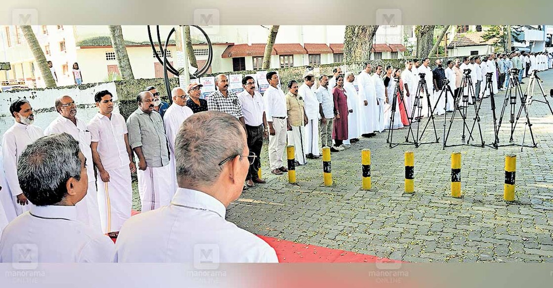 humanchainprotest മുനമ്പം നിവാസികളുടെ സമരത്തിനു പിന്തുണ പ്രഖ്യാപിച്ച് വൈപ്പിൻ ബേസിക് ക്രിസ്ത്യൻ കമ്യൂണിറ്റിയുടെ നേതൃത്വത്തിൽ നടന്ന മനുഷ്യച്ചങ്ങല വരാപ്പുഴ ആർച്ച് ബിഷപ് ഡോ. ജോസഫ് കളത്തിപ്പറമ്പിൽ ഉദ്ഘാടനം ചെയ്യുന്നു. സഹായ മെത്രാൻ ഡോ. ആന്റണി വാലുങ്കൽ, ഡൊമിനിക് പ്രസന്റേഷൻ, ഹൈബി ഈഡൻ എംപി, ടി.ജെ.വിനോദ് എംഎൽഎ, മോൺ. മാത്യു ഇലഞ്ഞിമറ്റം തുടങ്ങിയവർ സമീപം. ചിത്രം: മനോര