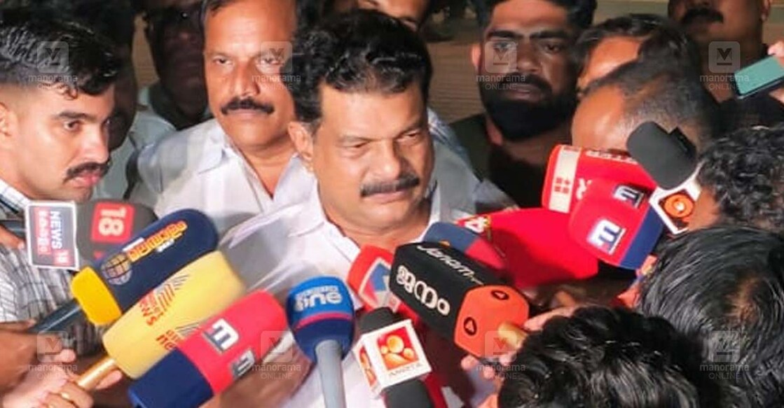 തവനൂർ സെൻട്രൽ ജയിലിൽനിന്നു പുറത്തിറങ്ങിയ പി.വി.അൻവർ എംഎൽഎ മാധ്യമങ്ങളോടു സംസാരിക്കുന്നു. ചിത്രം ∙ മനോരമ