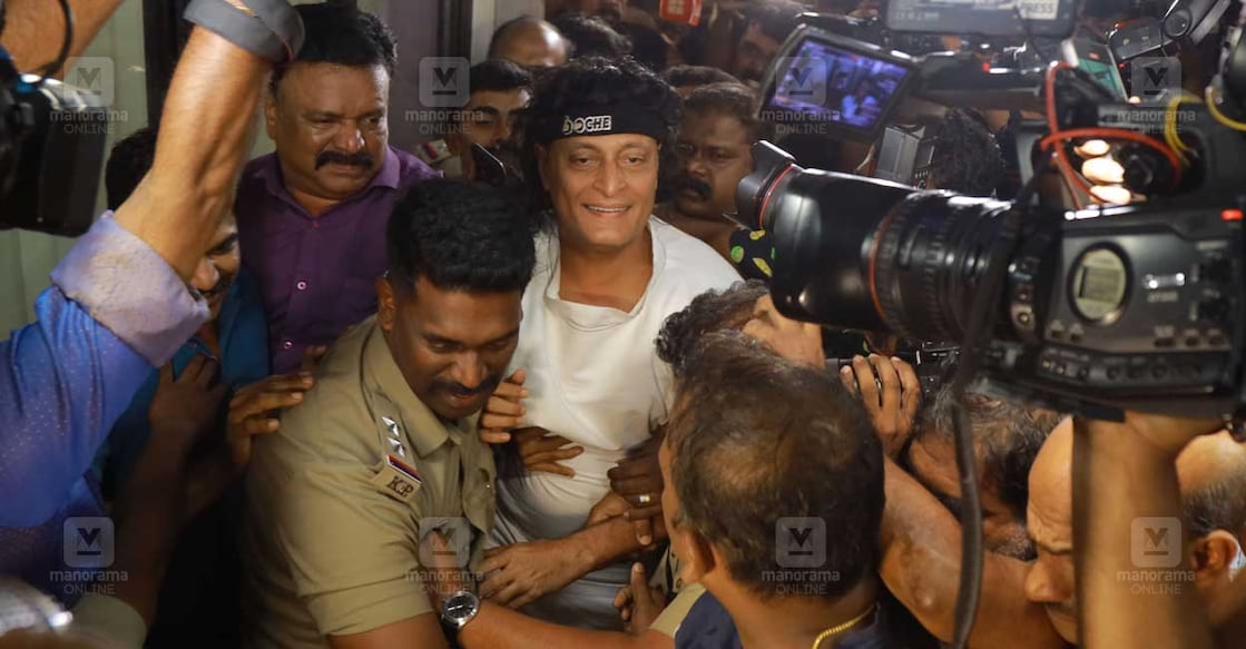 boche-arrest ബോബി ചെമണൂരിനെ കൊച്ചിയിൽ എത്തിച്ചപ്പോൾ. ചിത്രം: ടോണി ഡൊമിനിക് ∙ മനോരമ